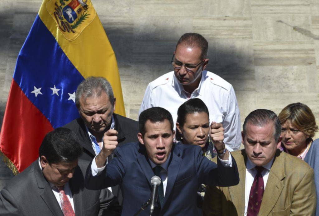 Maduro busca mover US$ 1.200 millones a Uruguay, según Guaidó
