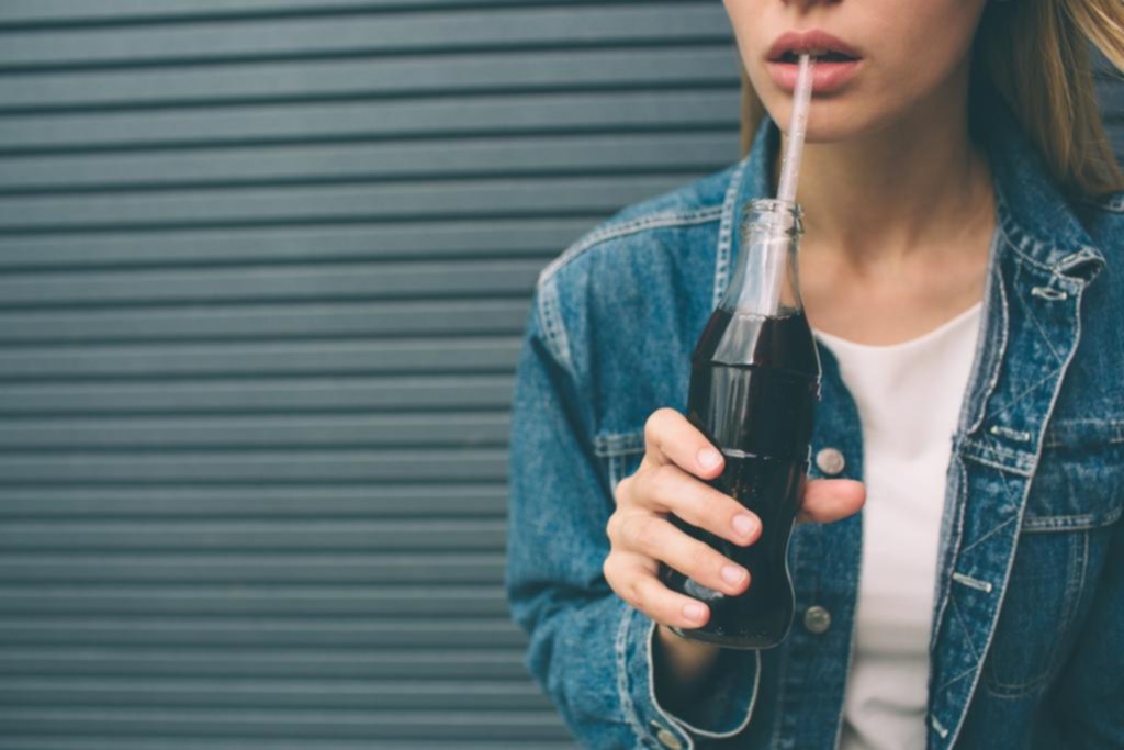 Instan a evitar las bebidas con azúcar para combatir el calor