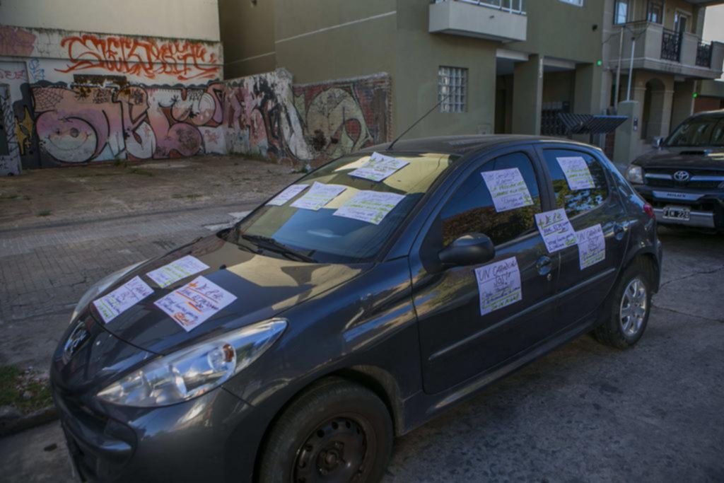 Empapelaron un vehículo que bloqueó una cochera en barrio Norte