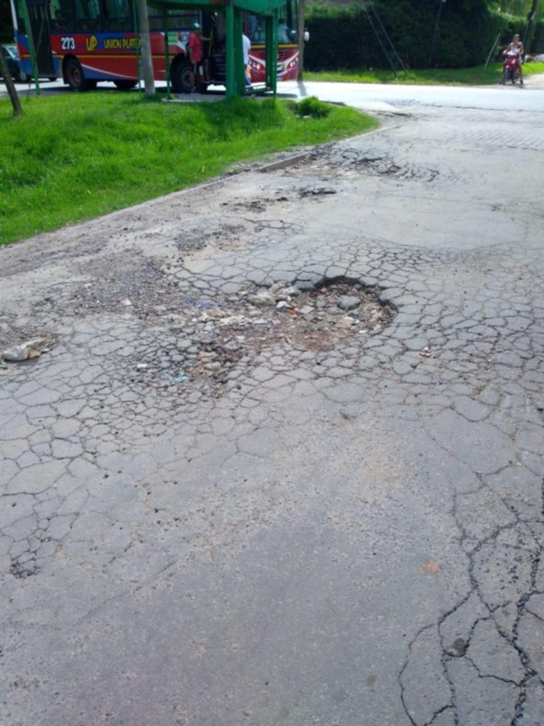 Reclaman por el asfalto en una esquina de Villa Elisa