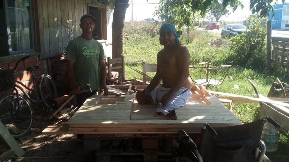 Le amputaron las dos piernas, saquearon su carpintería y pide ayuda para seguir