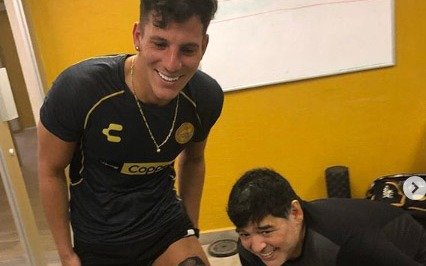 El espectacular tatuaje de un jugador argentino con la cara de Maradona
