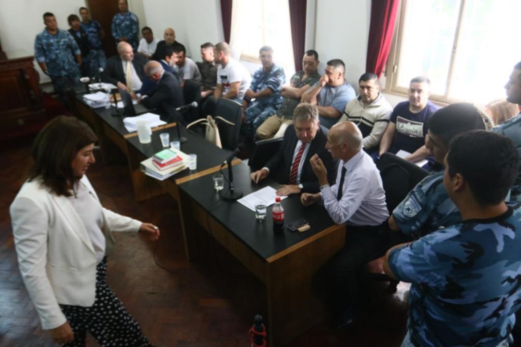 Con ocho policías en el banquillo y 14 testigos, arrancó juicio por los “sobres”