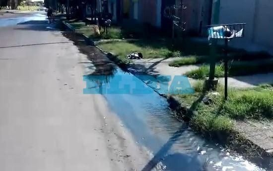 Un desborde cloacal que tiene a maltraer a los vecinos de 72 entre 30 y 31