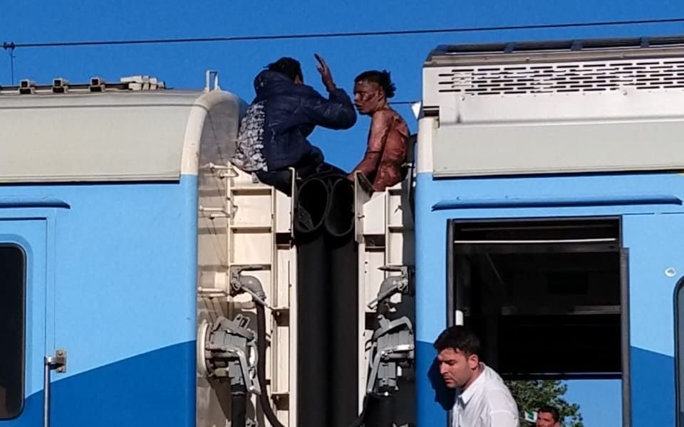 Sigue grave el joven que ayer recibió una descarga eléctrica por viajar en el techo del Roca