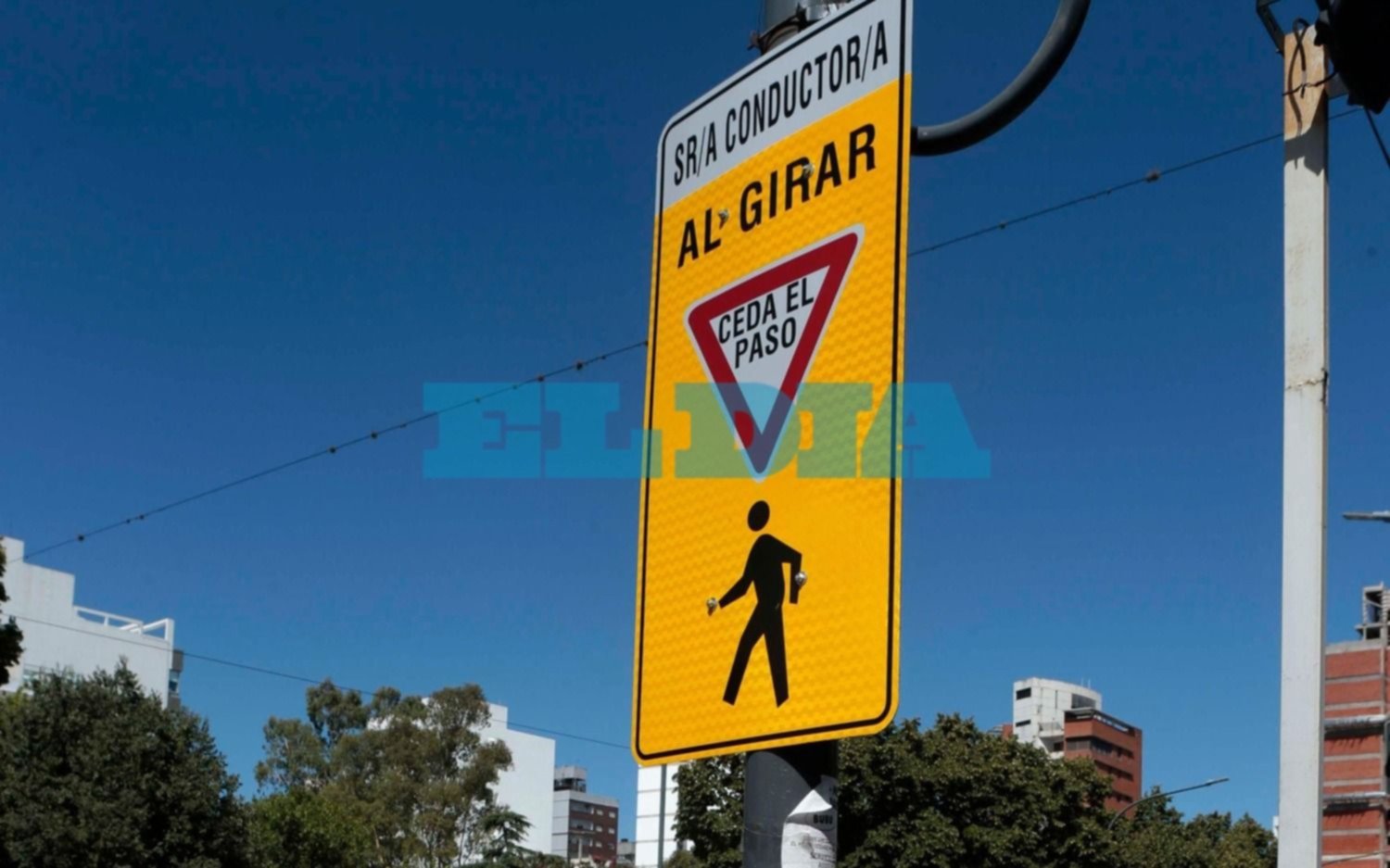Nuevas señales en la Ciudad remarcan la prioridad de peatones