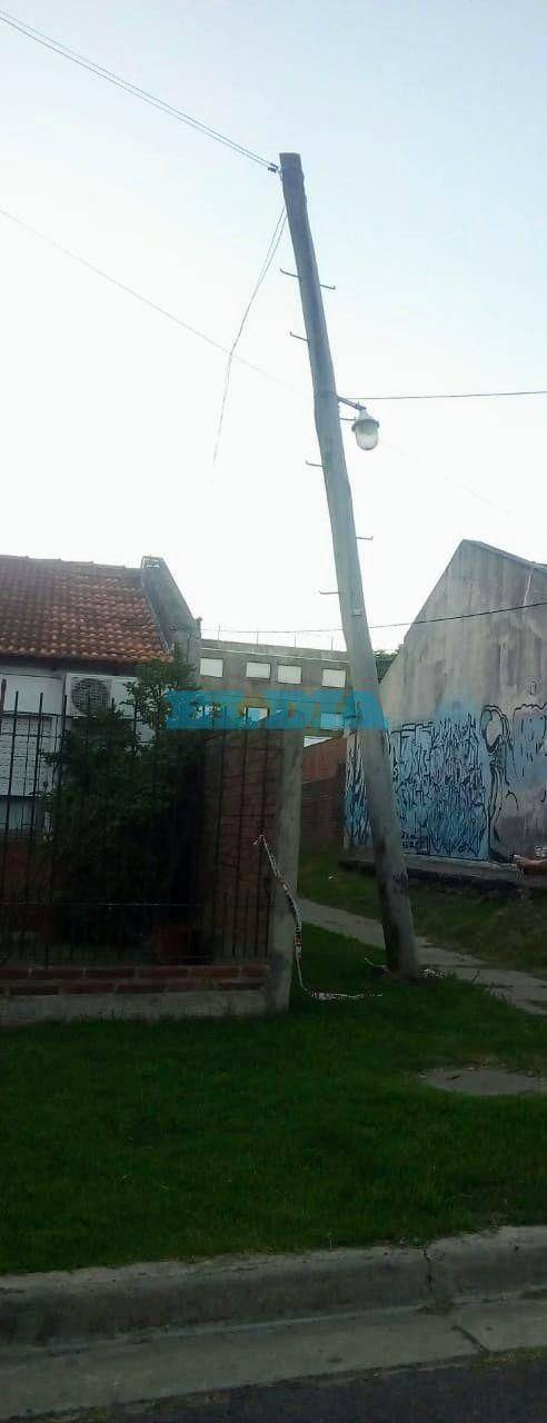 Preocupación por un poste inclinado en Barrio Monasterio