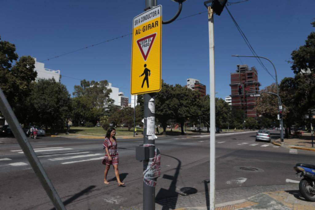 Con nuevos carteles, remarcan la prioridad del paso peatonal