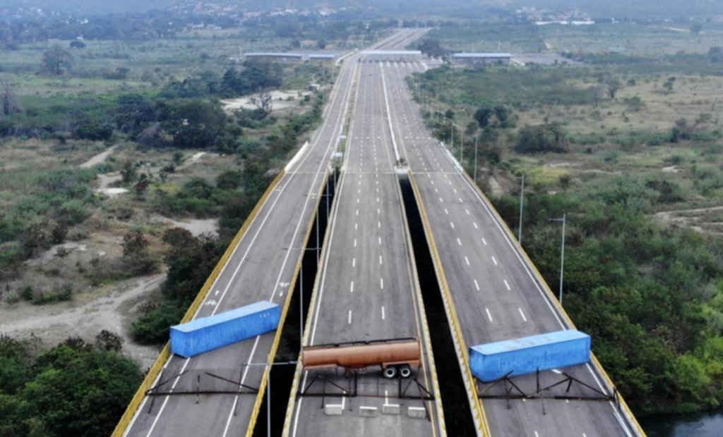 Militares bloquean puente por el que, desde Colombia, entraría ayuda humanitaria