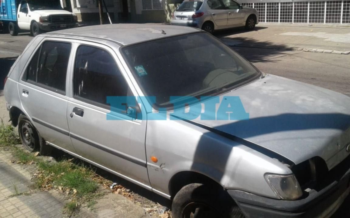 Un auto abandonado hace 5 años en barrio Norte genera preocupación