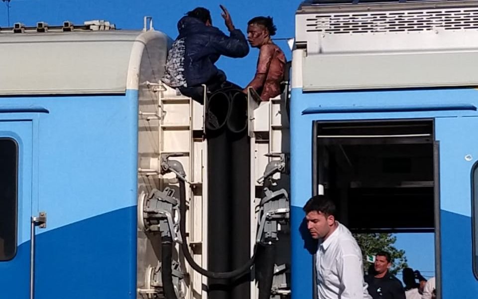 Murió el joven de Berisso que viajaba en el techo del tren Roca y se electrocutó