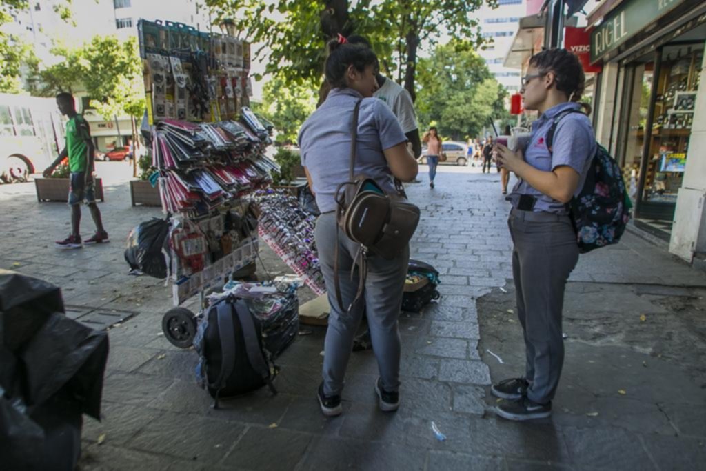 En sintonía con otras ciudades del país, la venta ilegal volvió a crecer en La Plata