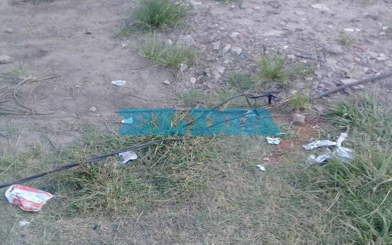 ¡Un peligro! Un camión tiró abajo un poste de luz y los cables quedaron tirados en el piso