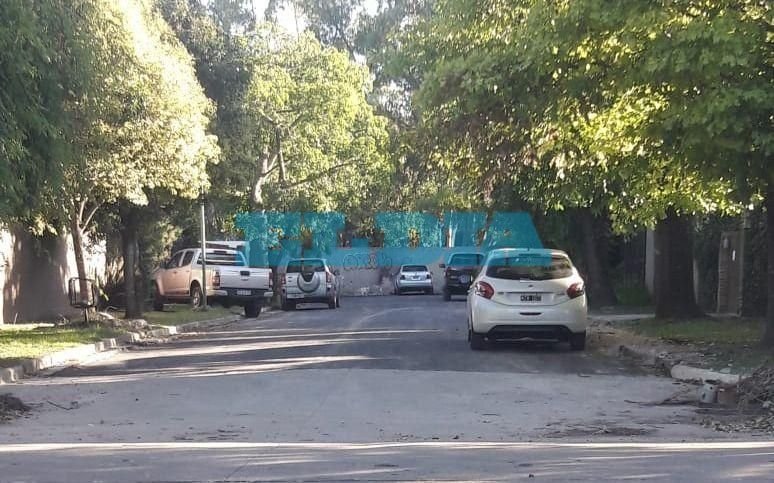 Una lectora denuncia que asfaltaron una calle cortada para "un par de vecinos"