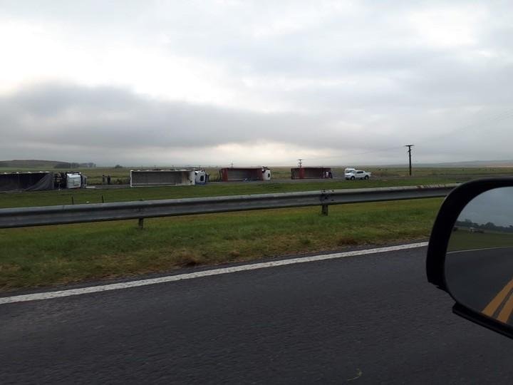 Volcaron cinco camiones por fuertes vientos en la Ruta 3 a la altura de Azul