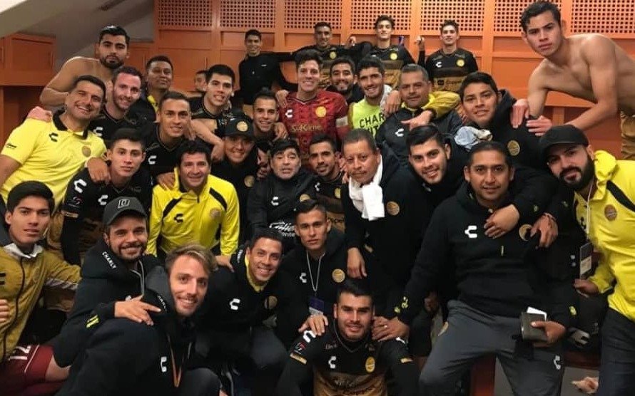 El festejo de Maradona por el primer triunfo de Dorados en el Clausura