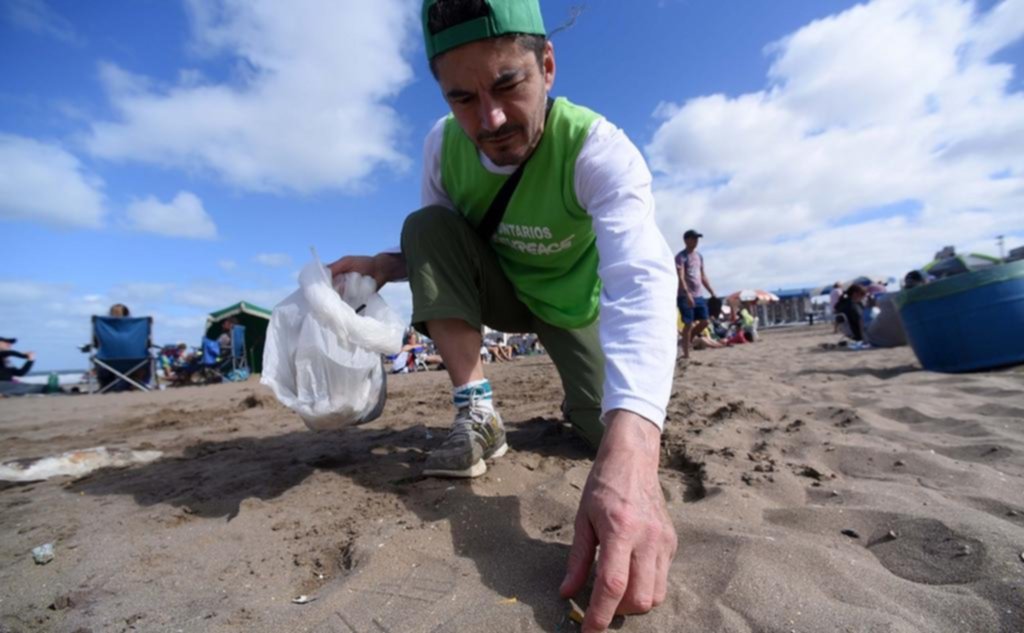Más del 80% de los residuos que terminan en las playas son plásticos