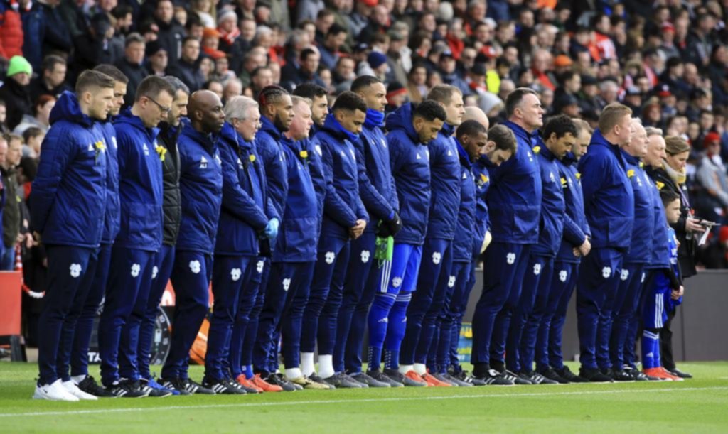 Emotivo minuto de silencio por Sala en partido del Cardiff