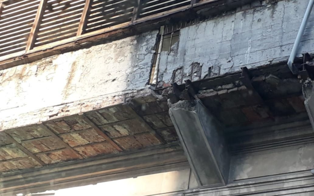 Alertan por el estado de un edificio en 6 y Diagonal 80