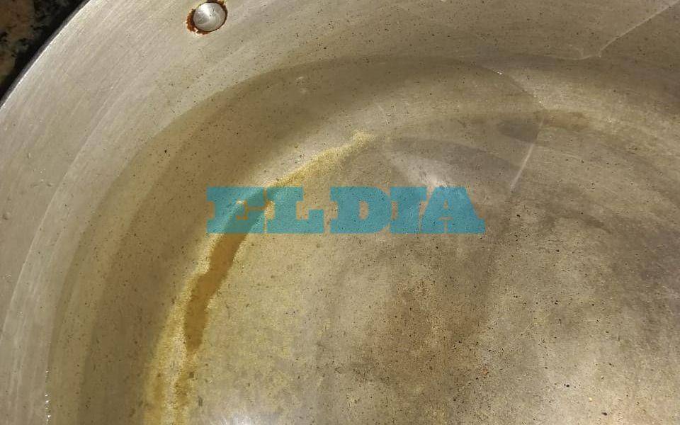 Enojo vecinal por falta de agua en calle 82 y 12
