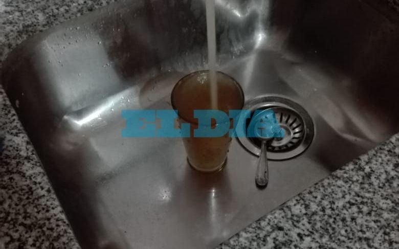 Agua "marrón" puso en jaque a vecinos de Barrio Hipódromo
