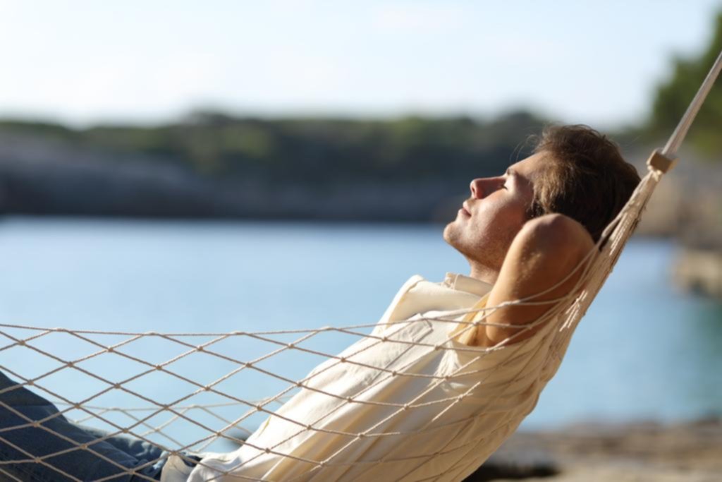 Expertos aconsejan a personas con psoriasis a tener al sol como aliado