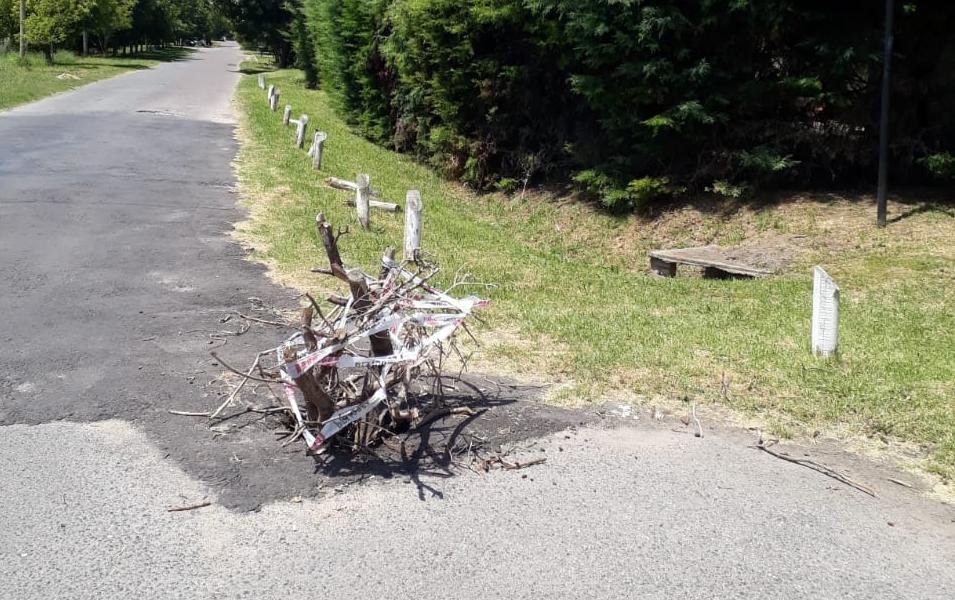 Un bache señalizado por ramas complica en 23 y 506