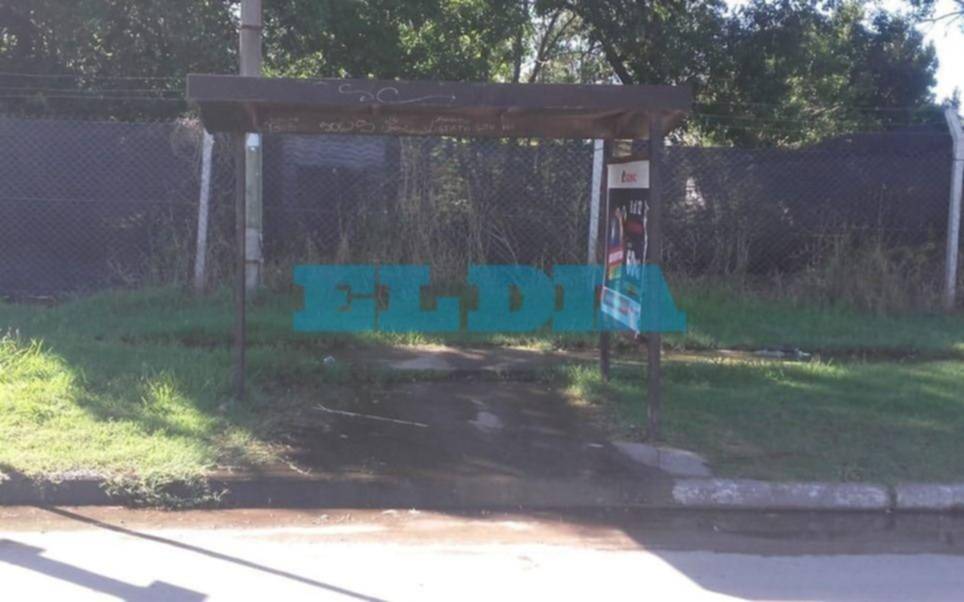 Denuncian el deplorable estado en el que se encuentra la parada de micros de 21 y 526