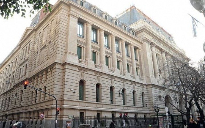 Apartan a un docente del Pellegrini por calificar de "feminazi" a una alumna