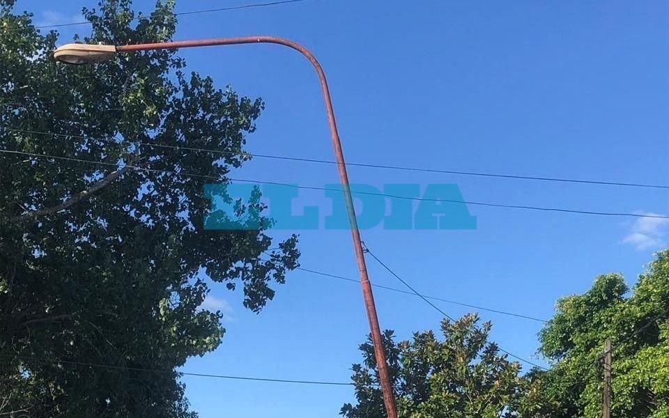 Poste "inclinado" preocupa a los vecinos en 47 entre 137 y 138
