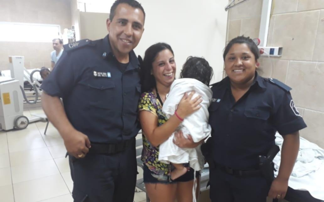 Una nena que estaba sin signos vitales tras caer a una pileta, fue salvada por policías