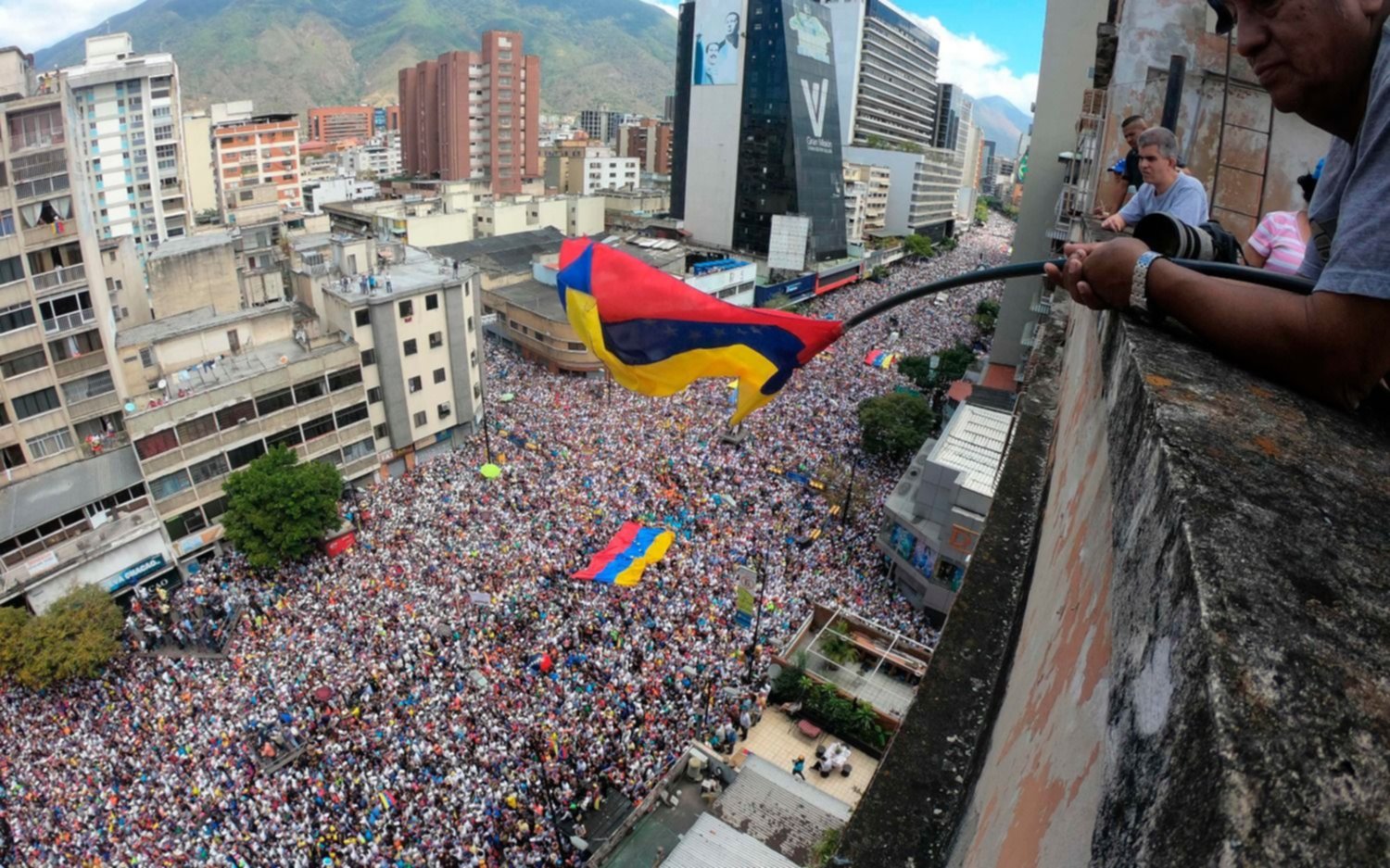 Durante una protesta, Guaidó aseguró que el 23 de febrero ingresará ayuda humanitaria