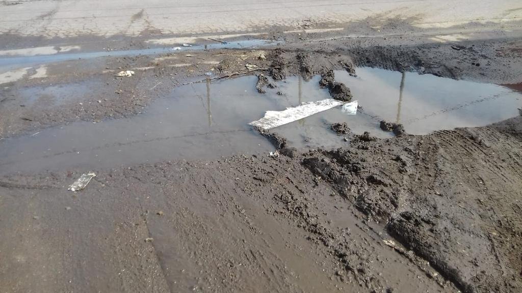 Vecinos deciden cerrar una calle para evitar accidentes