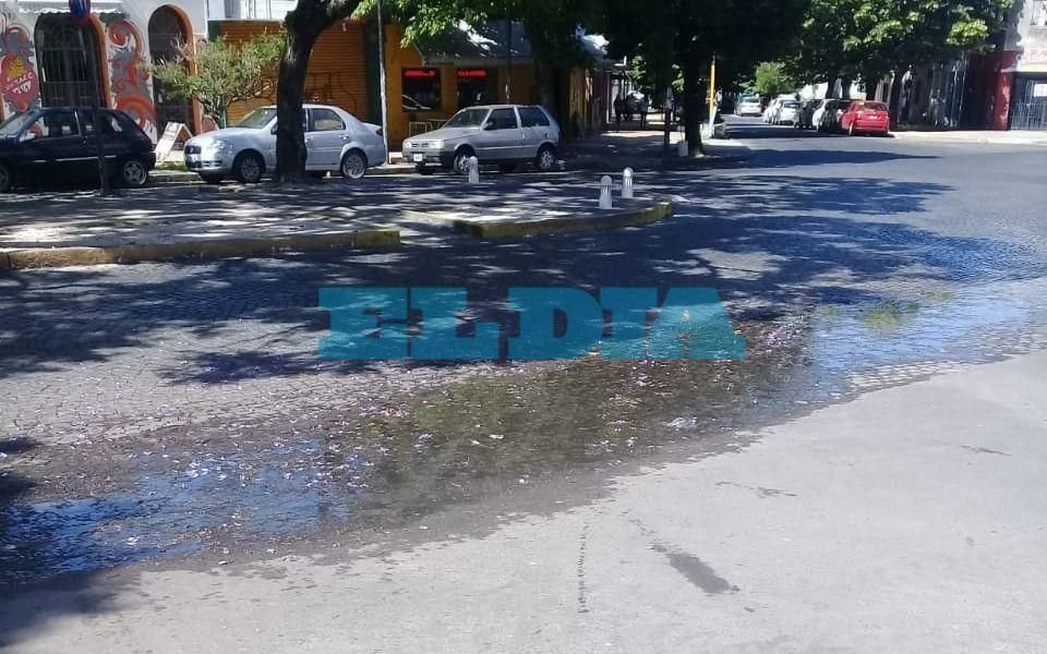 Un charco producido por una pérdida de agua en 39 y 15 tiene a maltraer a todo el barrio