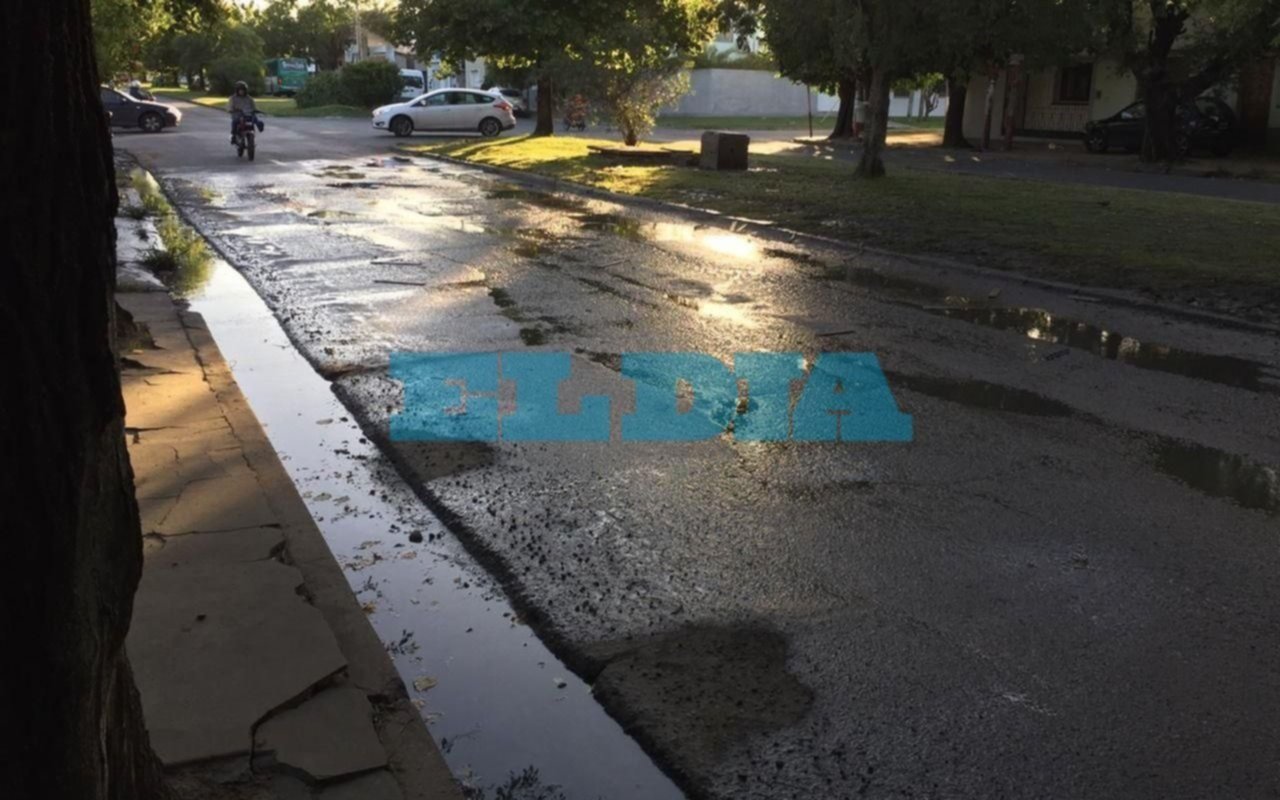 Una pérdida de agua y un pozo, dos problemas en la esquina de 60 y 139