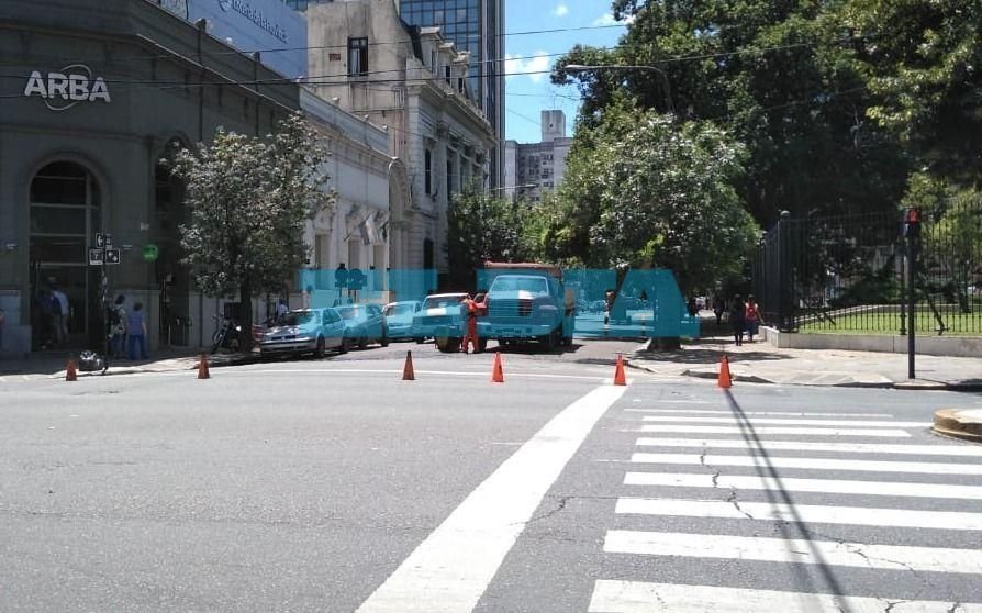 En pleno microcentro, y en hora pico, cortaron la calle para hacer tareas de bacheo