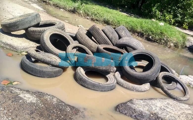 Salieron a tapar con cubiertas los pozos que se generaron en 122, de 90 a 609