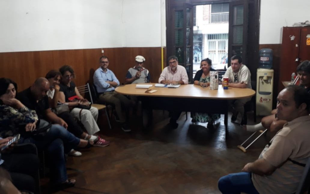 "Ciudadanos contra el tarifazo" convocó a una concentración en la puerta de ABSA