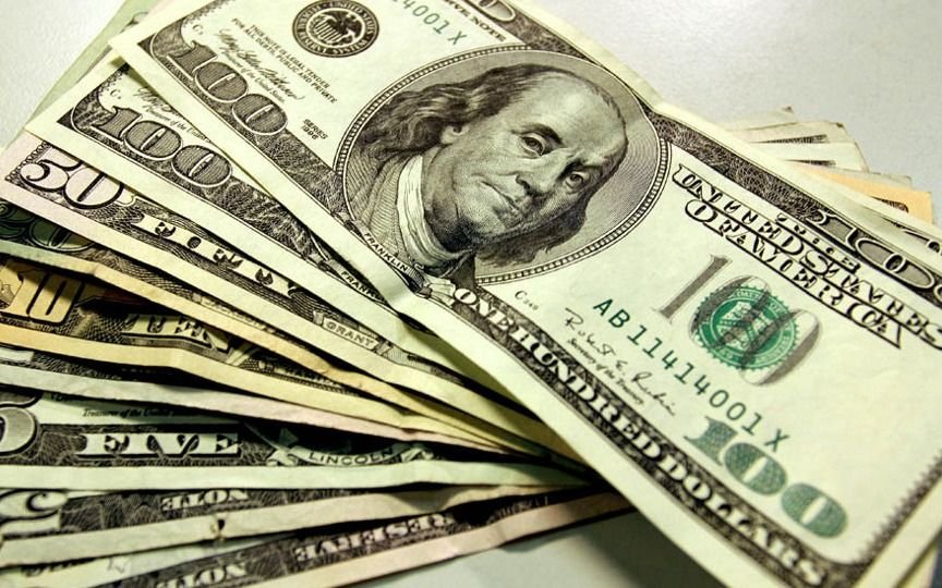 El dólar volvió a subir pero sobre el cierre aflojó y retrocedió