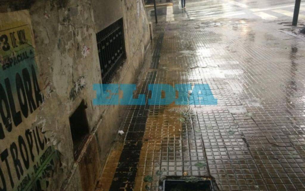 Una pérdida de agua debajo de las escalinatas del Pasaje Dardo Rocha cumple un mes