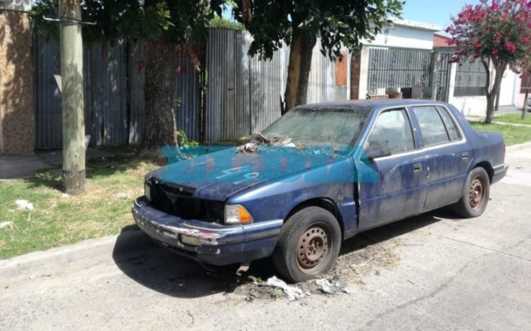 Un auto abandonado disparó la preocupación de vecinos de un sector de Ensenada