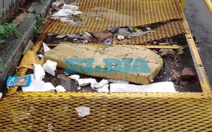 Denuncian que la pasarela del San Ponciano está "sucia" y es "peligrosa"