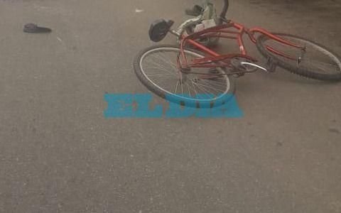 Un ciclista falleció en 32 y 134: investigan si fue embestido por un camión
