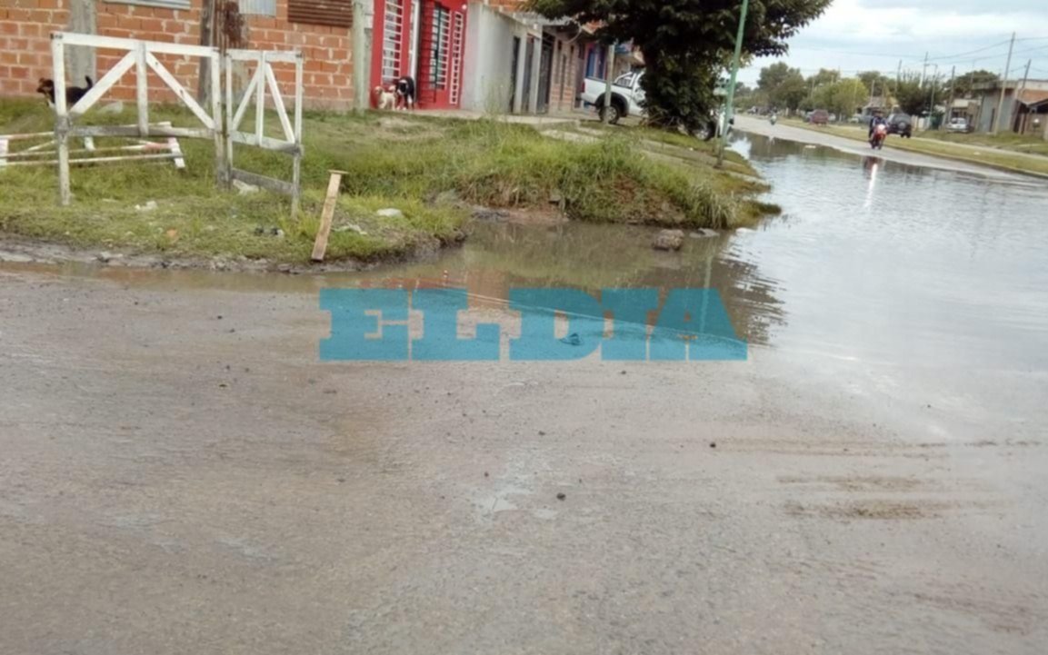 Denuncian que la intersección de las calles 143 y 526 "está inundada"