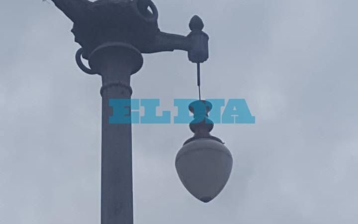 Alertan por una luminaria "a punto de caer" en Plaza Moreno