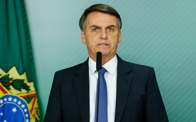 Bolsonaro amenaza con echar a un ministro en medio de un escándalo por desvío de fondos