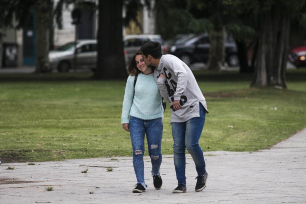Besos, cenas y regalos entre los enamorados platenses en su día