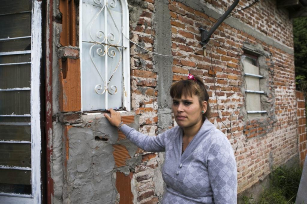 Vive sola con dos hijos, le robaron todo y pide ayuda para rearmar la casa