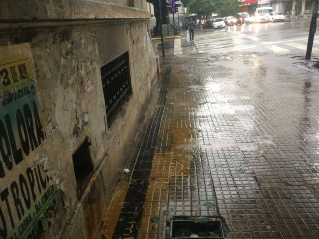 En 49 casi esquina 7, una agua que ya lleva un mes