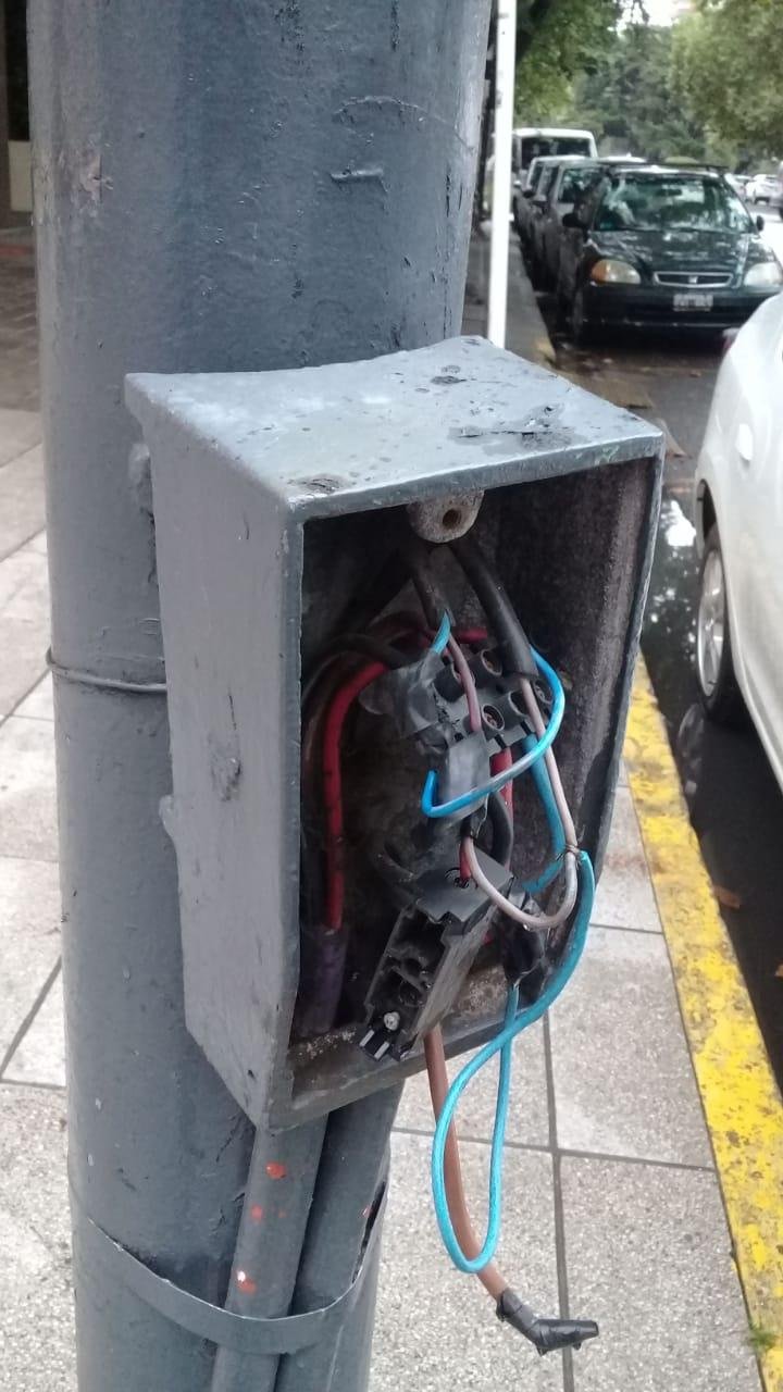 Riesgo por cables a la vista en una columna céntrica